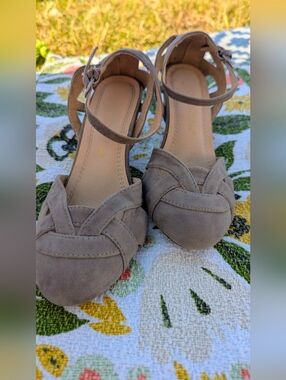 1930s Shoes Currant Scones Heel in Stone (Chase & Chloé/GoMax?)